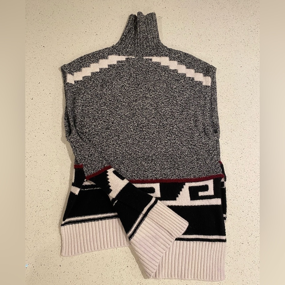 Chic Gray Patterned Sweater Vest - Picture 2 of 4